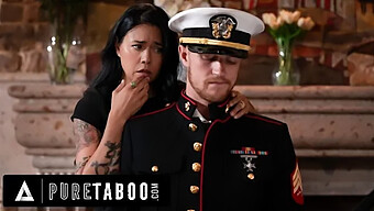 Dana Vespoli Desidera Oliver Flynn Nell'Abbigliamento Militare Del Marito Defunto