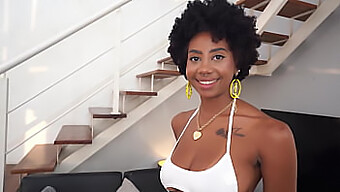 Hermosa Belleza Negra Con Pechos Perfectos, Ana Susage Recibe Una Follada En El Culo Y La Boca Por Una Gran Polla Blanca.