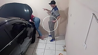 Mecánico Cachondo Es Follado Por Su Jefe En Un Baño Público