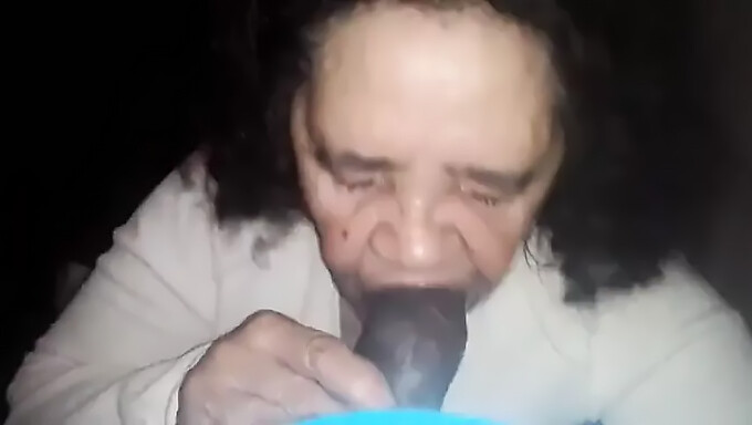 Vídeo Caseiro De Uma Vovó Desfrutando De Um Pau Preto Grande