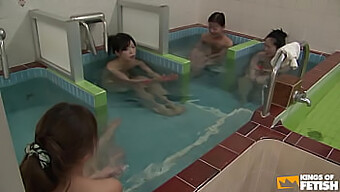 Petites Filles Asiatiques Se Font Doigter Sous La Douche Par Une Grosse Bite