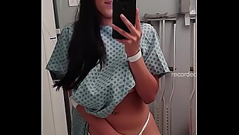 Giovane Camgirl Quasi Scoperto A Darsi Piacere In Reparto D'Ospedale