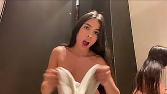 Una Giovane Donna Latina Viene Sorpresa Mentre Si Dà Piacere Nel Camerino Di Un Negozio E Ha Un Orgasmo Squirting.